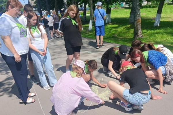 Девчонки и мальчишки весело и дружно проводят время в пришкольном лагере