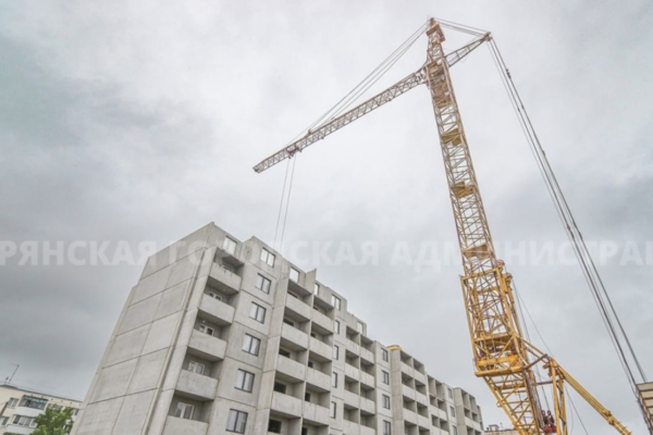 В Брянске на Московском проспекте продолжают возводить жилой дом