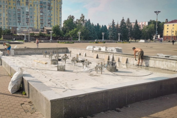 В Брянске продолжается ремонт фонтана на площади Партизан