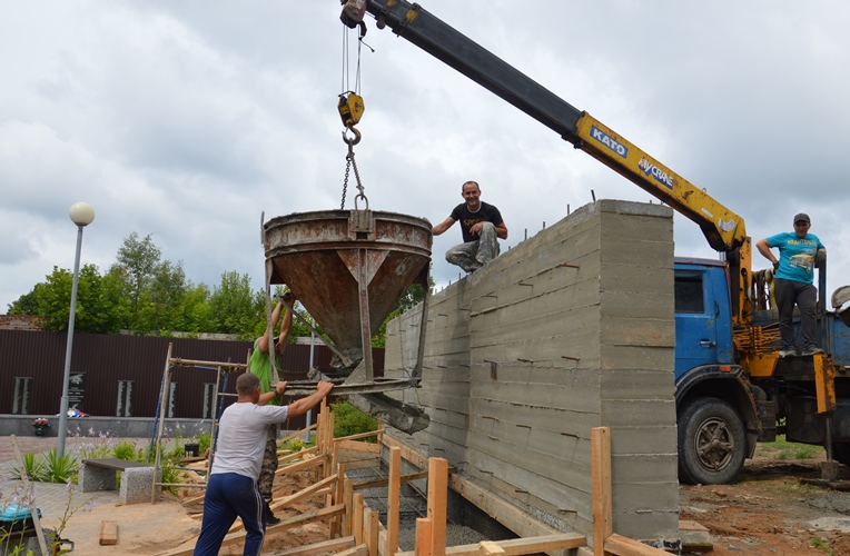 Работы по возведению мемориала продолжаются