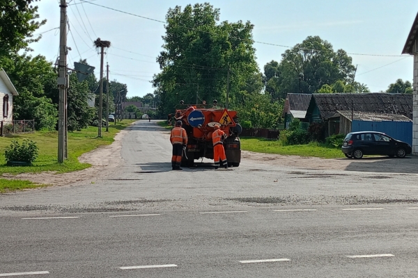 Дорожники выполняют ямочный ремонт