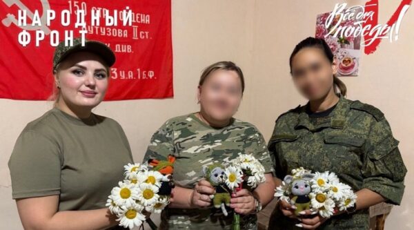 Брянские волонтеры Народного фронта связали талисманы для военных медсестер