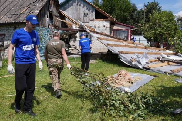 Последствия урагана в Климово ликвидировали волонтеры из Брянска