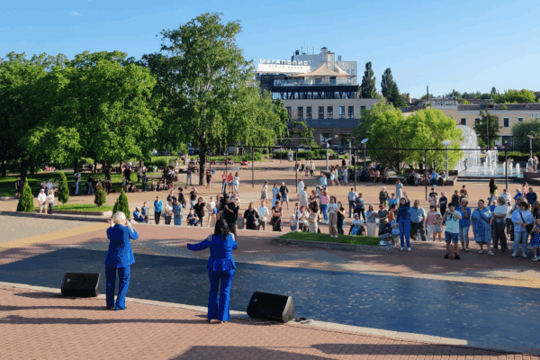 В Брянске под открытым небом споют артисты областной филармонии (6+)