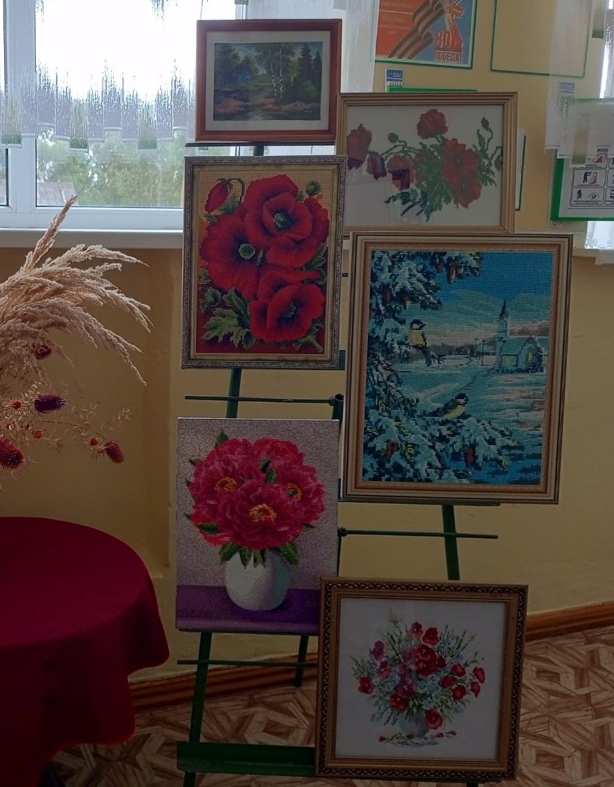 Картины в дар библиотеке