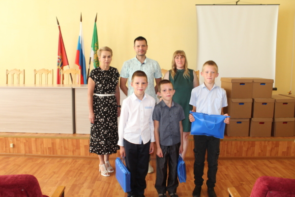 Школьные наборы от депутата