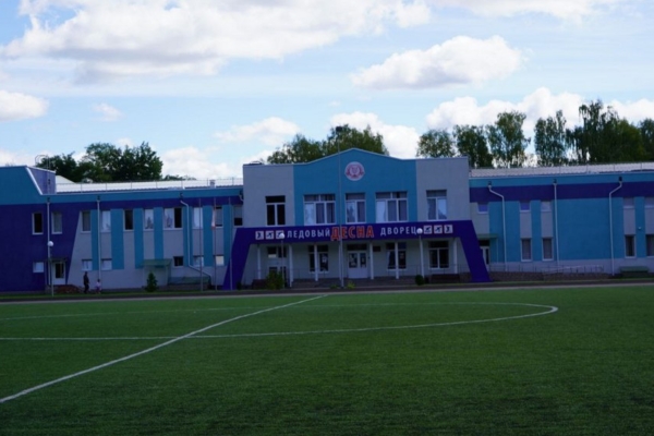 В брянской Жуковке реконструировали стадион «Лесная поляна»