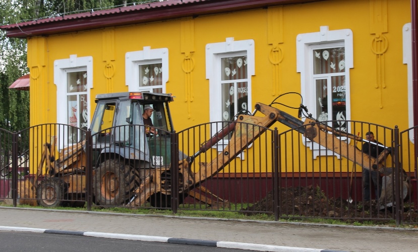 В Гордеевской школе продолжается ремонт отмостки по периметру зданий