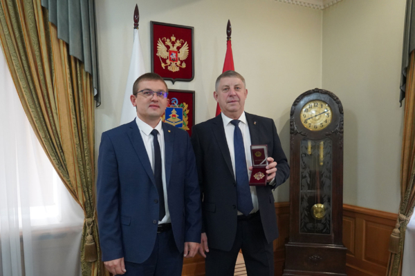 Почетным знаком «От благодарного народа ЛНР» награжден брянский губернатор Александр Богомаз