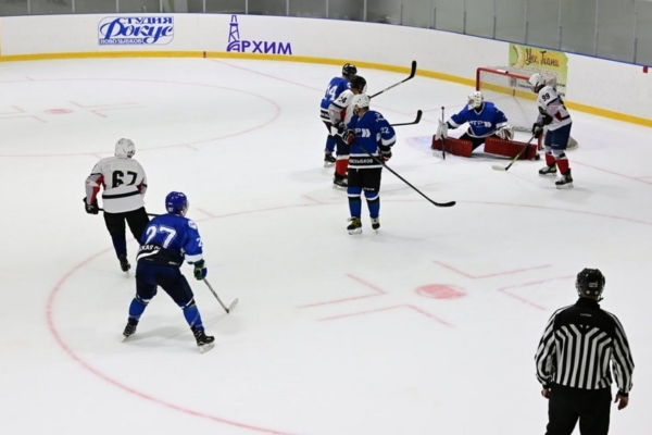 На Брянщине в Новозыбкове прошел товарищеский матч в ледовом дворце