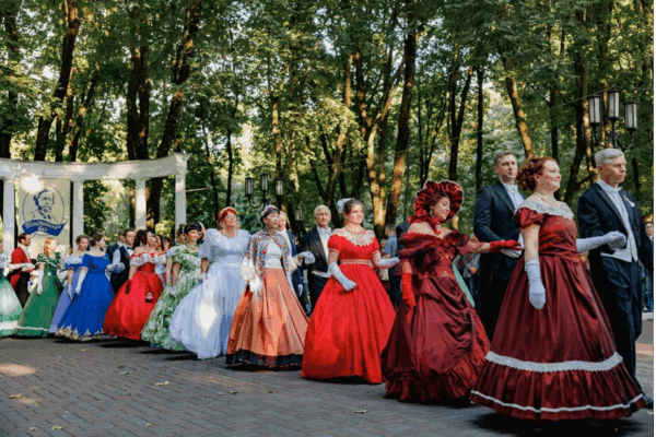 В Брянске прошел Толстовский бал