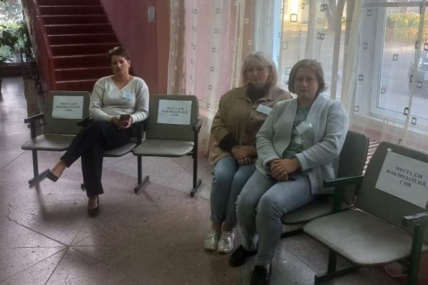 Наблюдатели следят за честностью и условиями голосования на избирательных участках