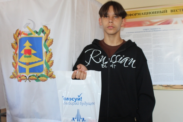 Молодежь приходит на избирательные участки, чтобы впервые проголосовать