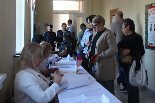 Голосование на избирательных участках продолжается