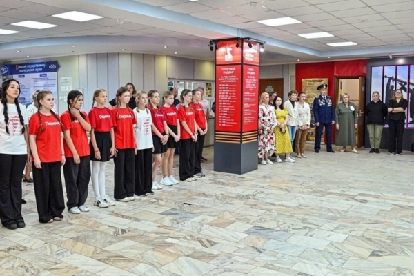 Выставка «Юношеству — окрыляющий пример» открылась в Брянске (6+)