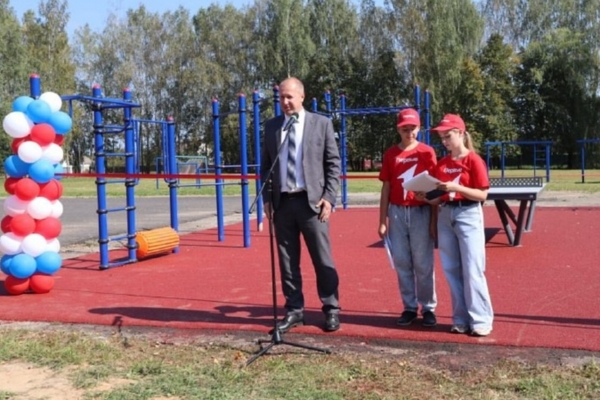 В брянском поселке Дубровка открыли торжественно спортивную площадку (12+)