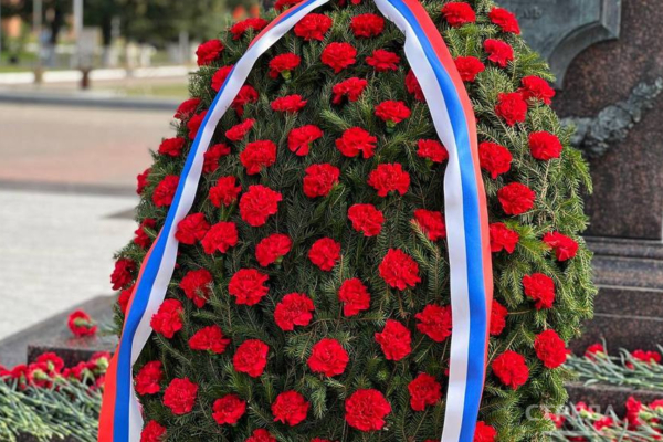 В Брянске к стеле Воинской славы возложили цветы в день освобождения города от немецко-фашистских захватчиков