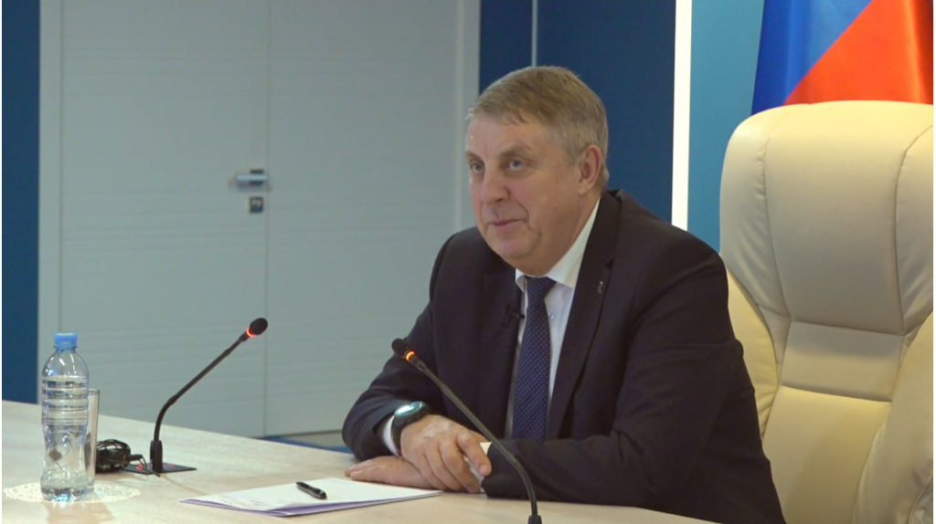 Семью Квакухиных из брянской Жуковки с рождением тройни поздравил Александр Богомаз