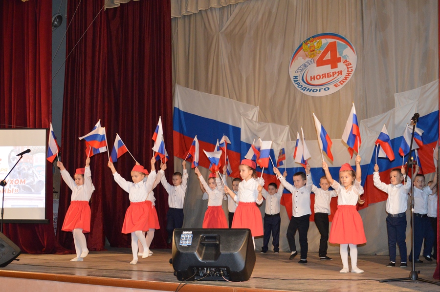 В Гордеевском районе прошел праздничный концерт ко Дню народного единства