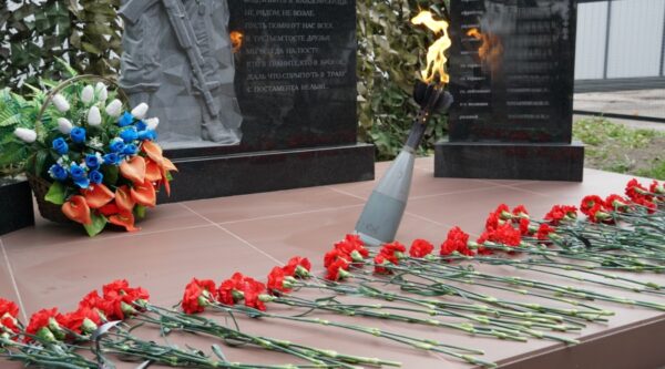 Память погибших при выполнении служебных обязанностей военнослужащих и сотрудников войск правопорядка почтили в Брянске