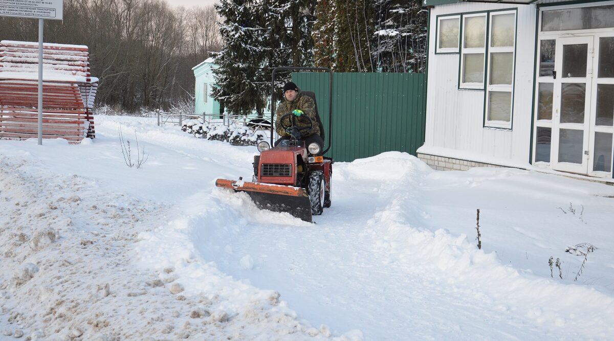 Коммунальщики занимаются очисткой тротуаров