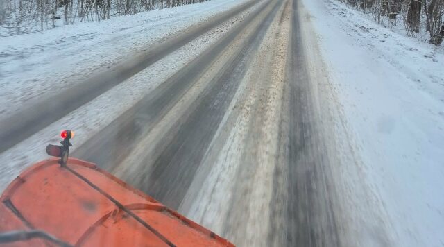 В Брянской области дороги чистят от снега круглосуточно