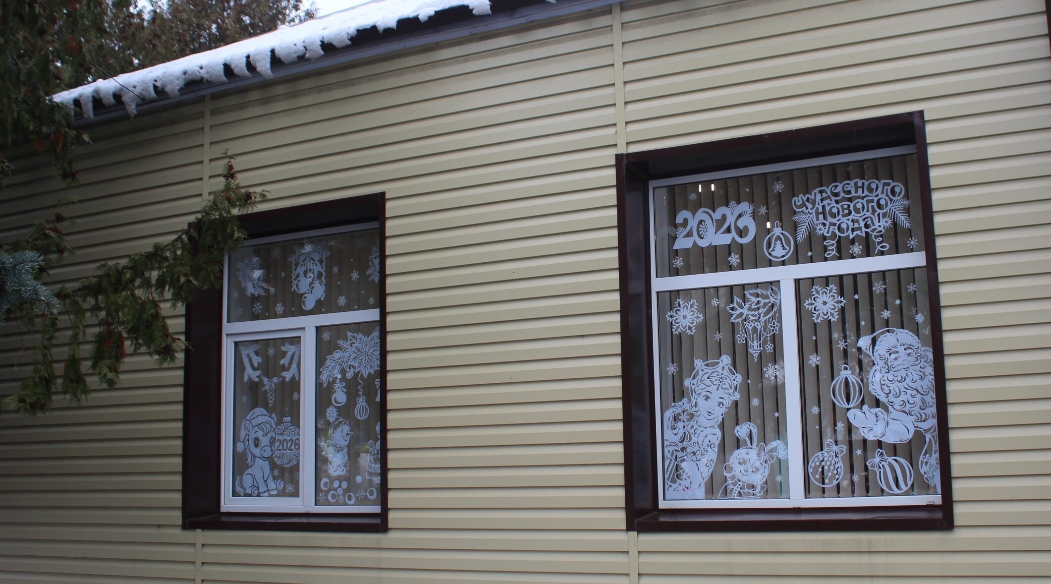 Зимнее волшебство на окнах библиотеки