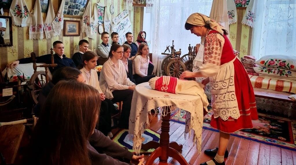 Экскурсия в комнату крестьянского быта