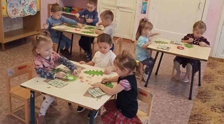 Дошколята мастерили новогоднюю ёлочку