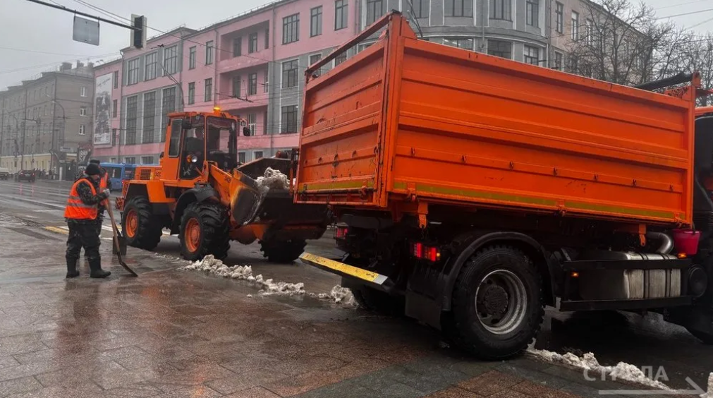 В Брянске ведут уборку дорог и тротуаров