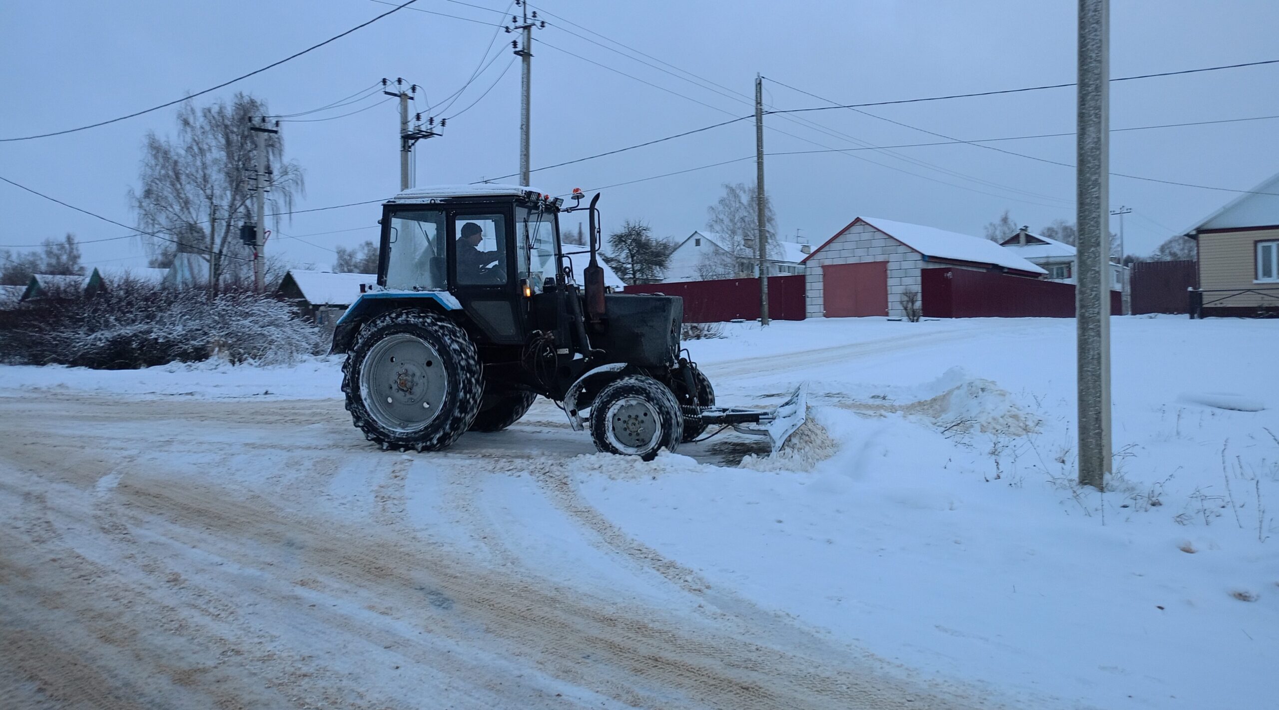 Продолжается очистка автодорог района от снега