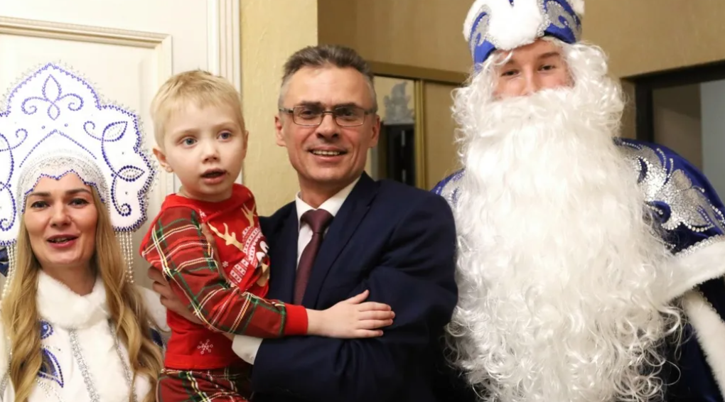 Мэр Брянска Александр Макаров исполнил новогодние мечты детей