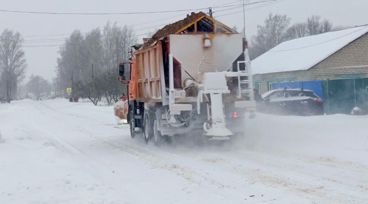 Борьба со снегопадом ведется в круглосуточном режиме в Гордеевском районе