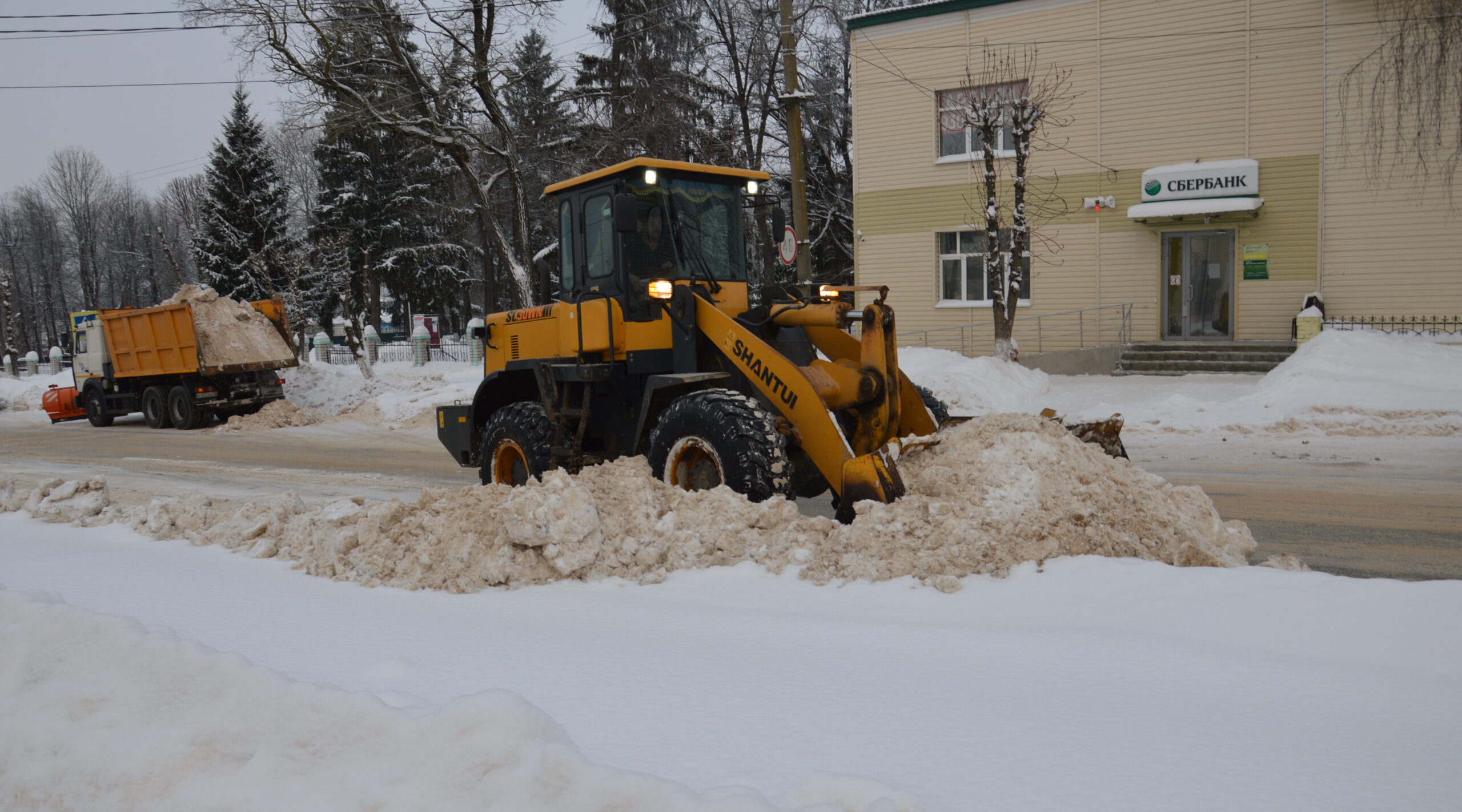 Дорожники убирают снег с обочин автодороги