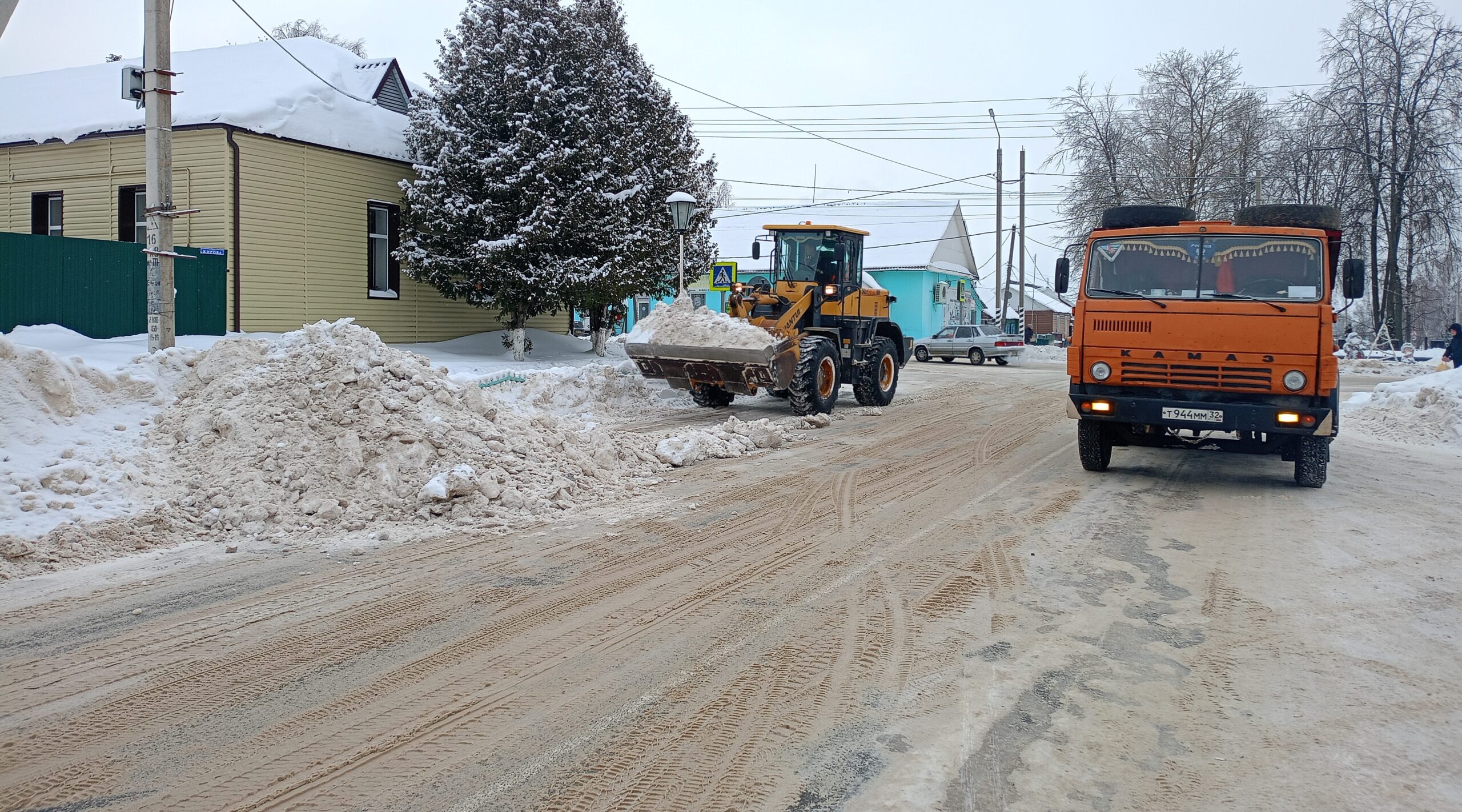 Уборка снега продолжается