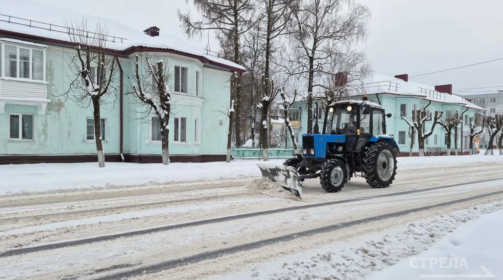 Для борьбы со снегом на улицы Брянска выведена спецтехника