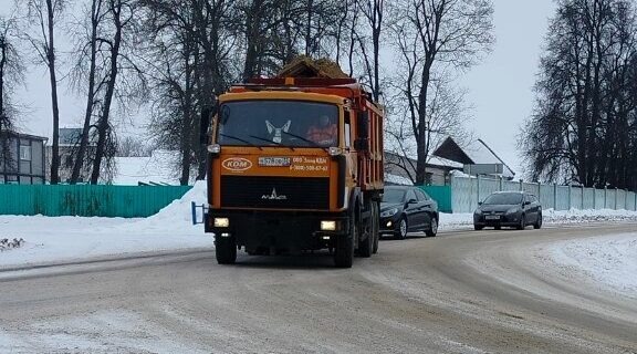 В Брянской области продолжаются работы по очистке дорог от снега