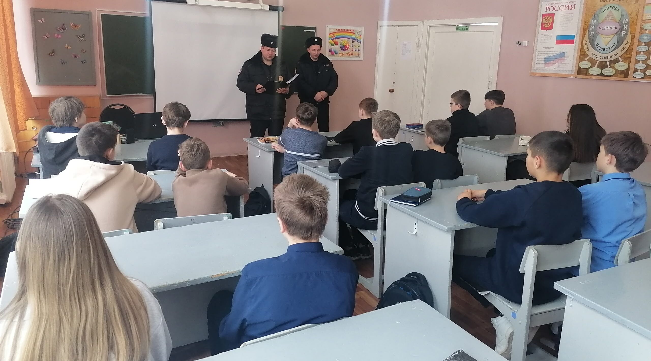 Сотрудники полиции провели  «Разговоры о важном» с учащимися Мирнинской школы