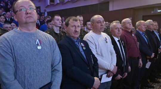 Александр Богомаз вручил медали «Отец солдата»