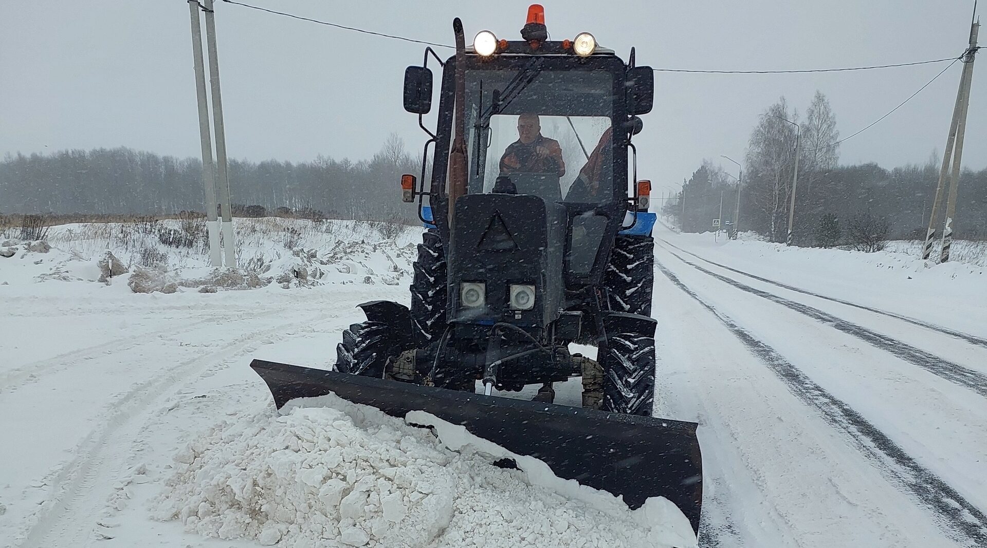 Продолжается на Брянщине  очистка и обработка дорог песко-соляной смесью