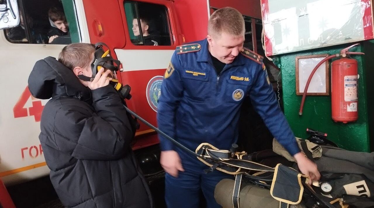 Знакомились с профессией пожарного