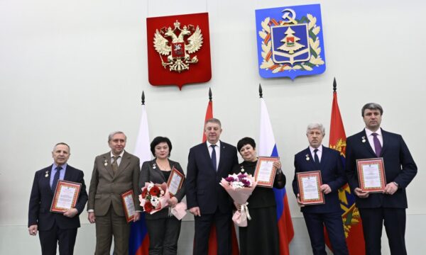 Александр Богомаз поздравил с профессиональным праздником представителей  научного сообщества