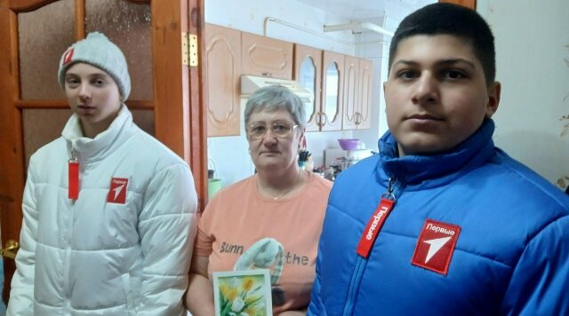 Активисты Движения Первых поздравили матерей участников СВО