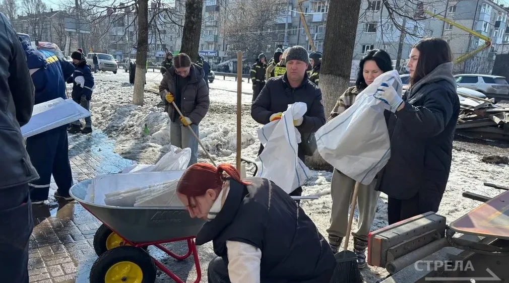 Брянские волонтеры продолжают помогать в уборке пострадавших от удара ВСУ квартир
