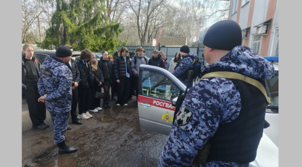 Росгвардейцы провели день открытых дверей для брянских школьников