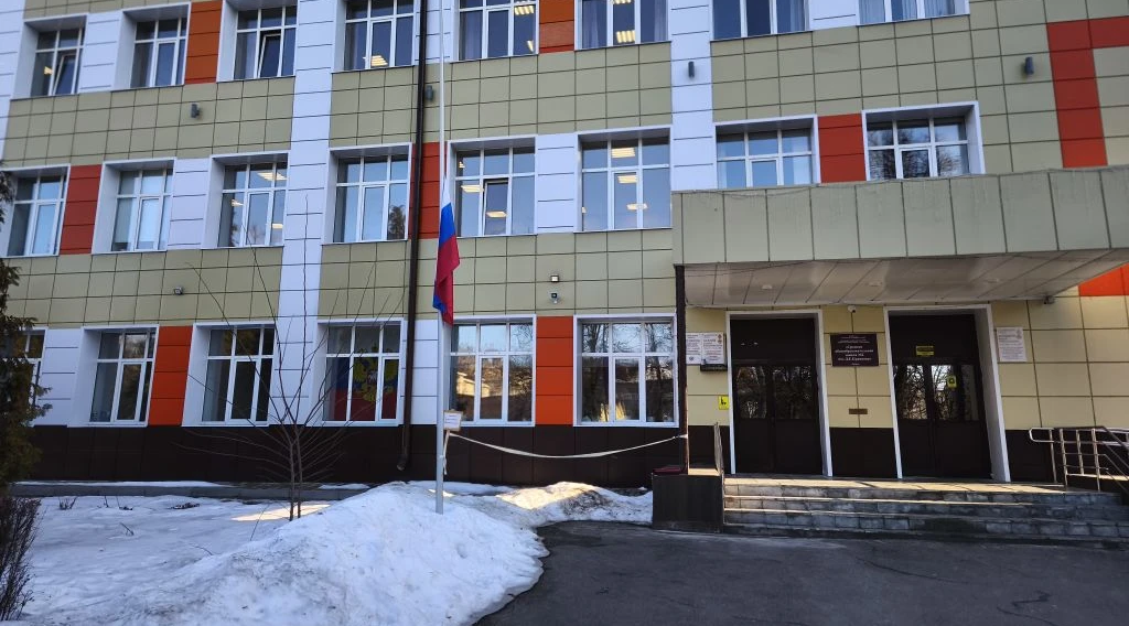 Приспустили флаги на учреждениях Брянска