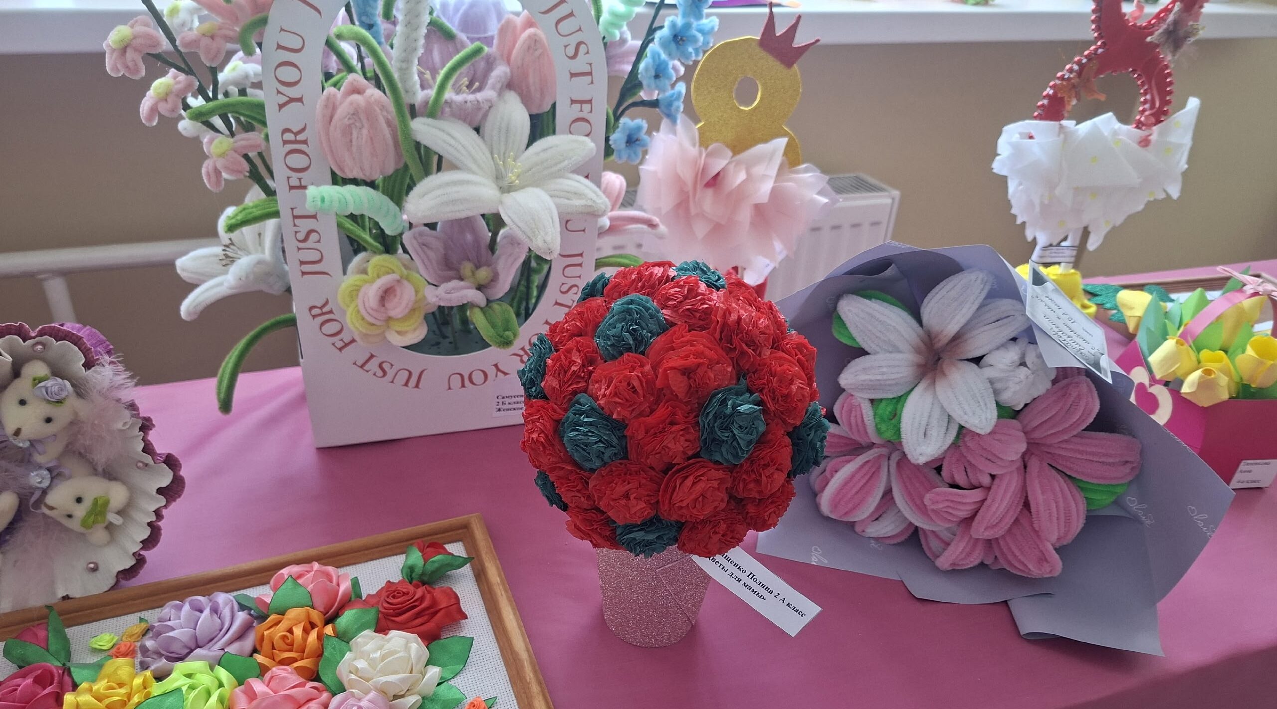 Выставка творческих работ «Весенний букет для мамы».