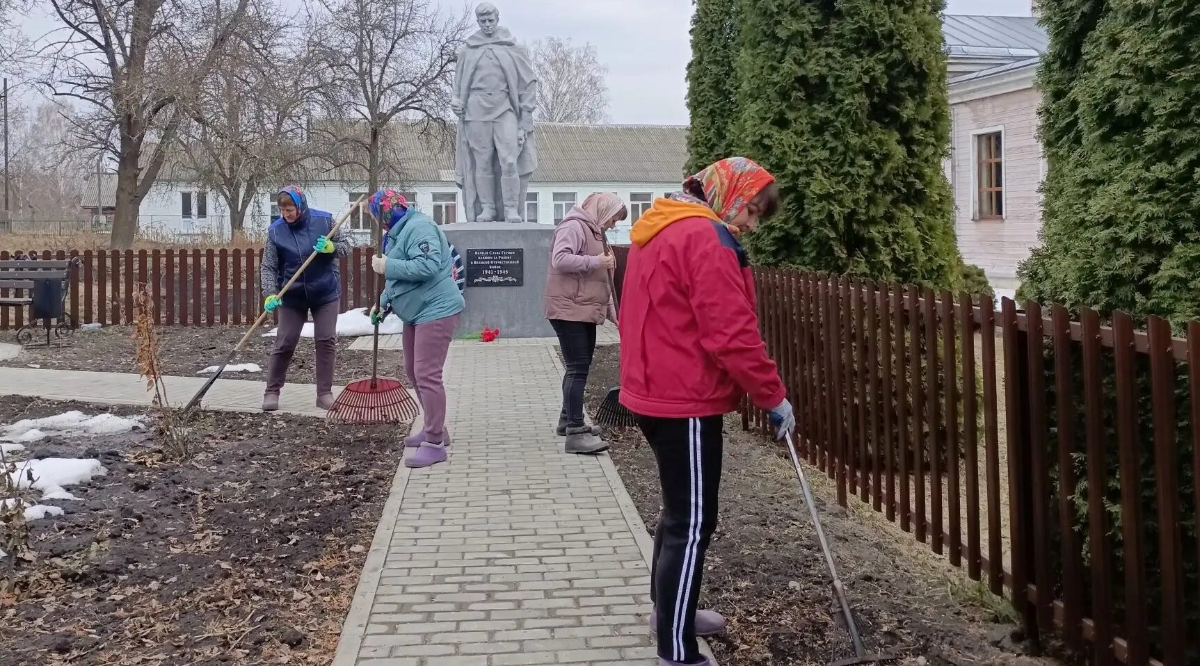 В Гордеевском районе продолжается уборка мемориалов и памятников