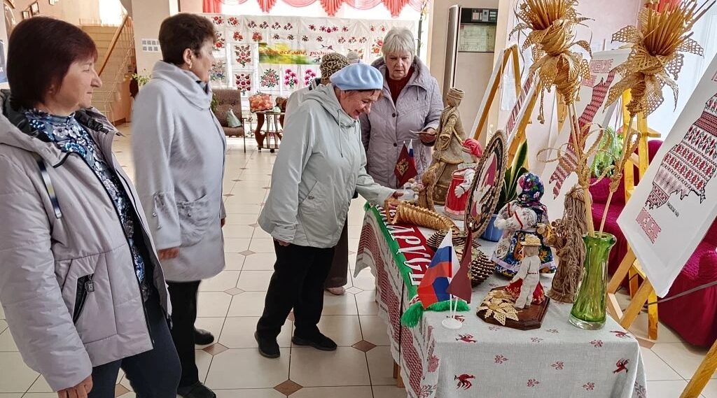 Выставка в РДК «Две Руси – две сестры»