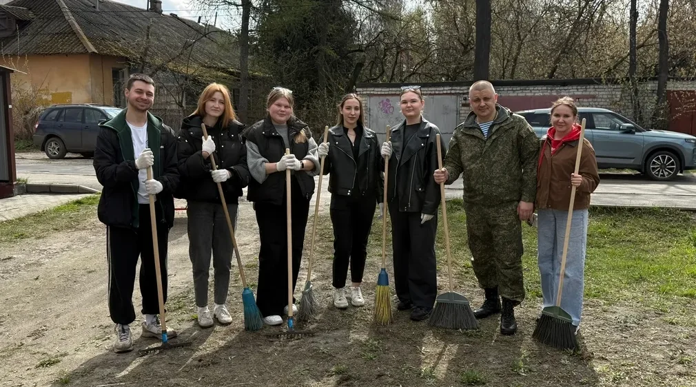 Волонтеры и ветеран СВО Виктор Выдренок из Брянщины вышли на субботник